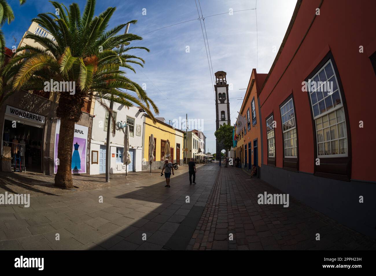 SANTA CRUZ, ÎLES CANARIES, ESPAGNE - 28 OCTOBRE 2022 : rues commerçantes dans la partie historique de la ville. Santa Cruz est la capitale de Tenerife. Objectif Fisheye. Banque D'Images