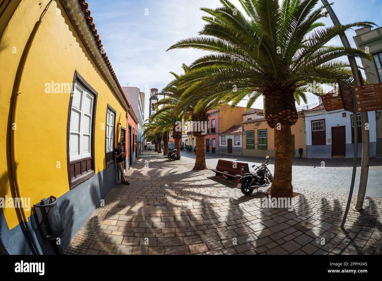 SANTA CRUZ, ÎLES CANARIES, ESPAGNE - 28 OCTOBRE 2022 : rues commerçantes dans la partie historique de la ville. Santa Cruz est la capitale de Tenerife. Objectif Fisheye. Banque D'Images