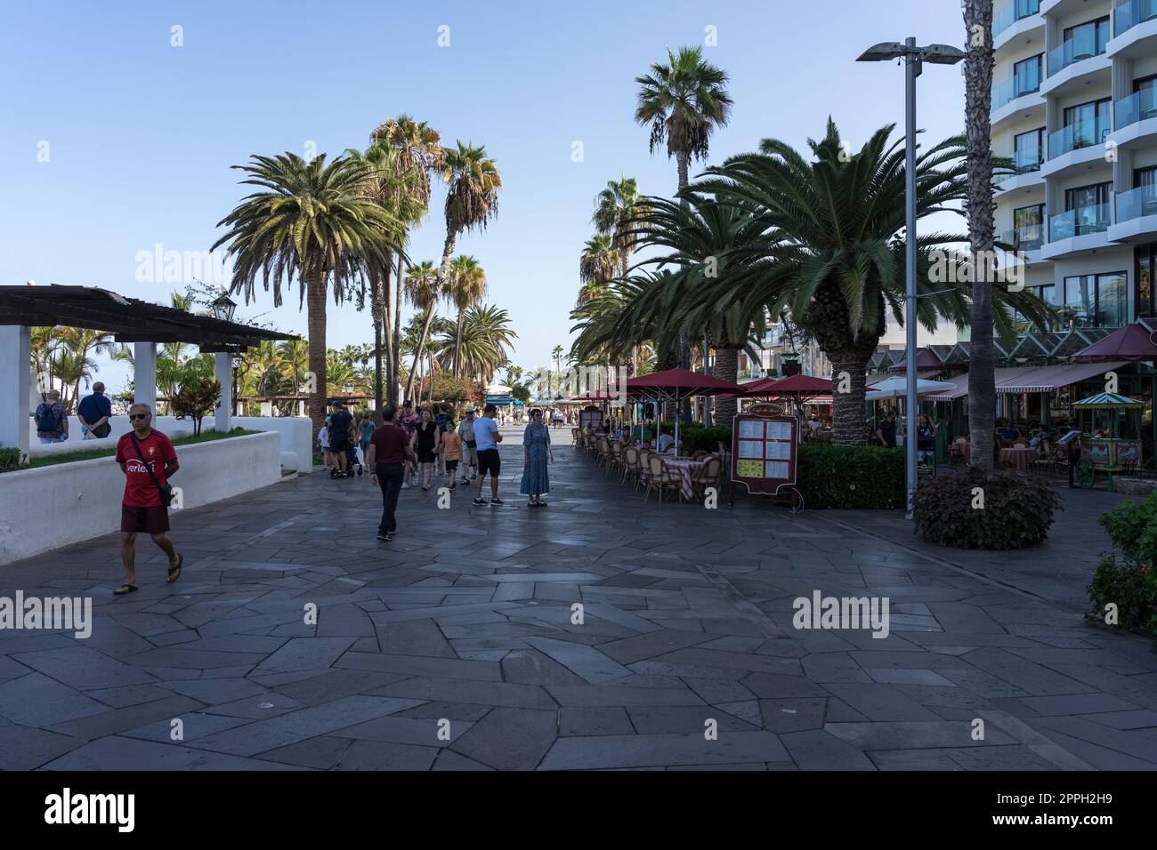 PUERTO DE LA CRUZ, ESPAGNE - 30 OCTOBRE 2022 : rues d'une ville touristique populaire sur l'île de Ténérife, îles Canaries. Banque D'Images