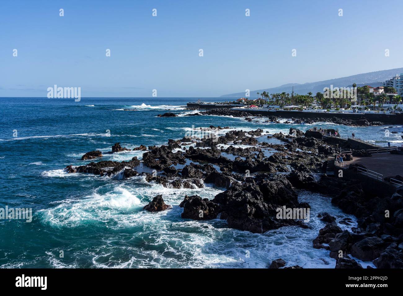 Quai d'une ville touristique populaire Puerto de la Cruz sur l'île de Tenerife, îles Canaries. Espagne. Banque D'Images