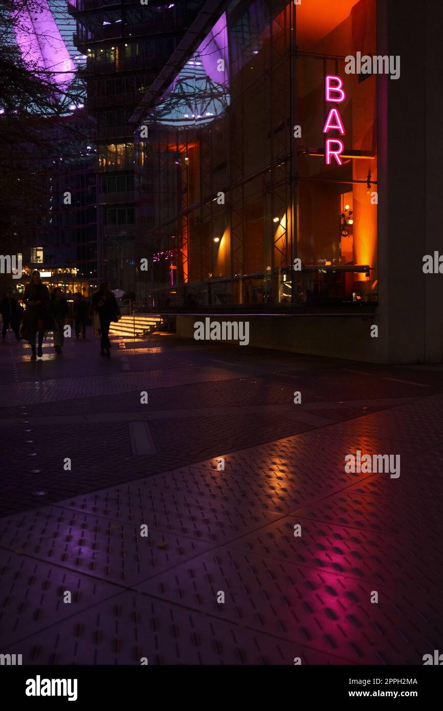 Photo verticale d'un néon d'un bar près du Sony Center de Berlin, Allemagne Banque D'Images