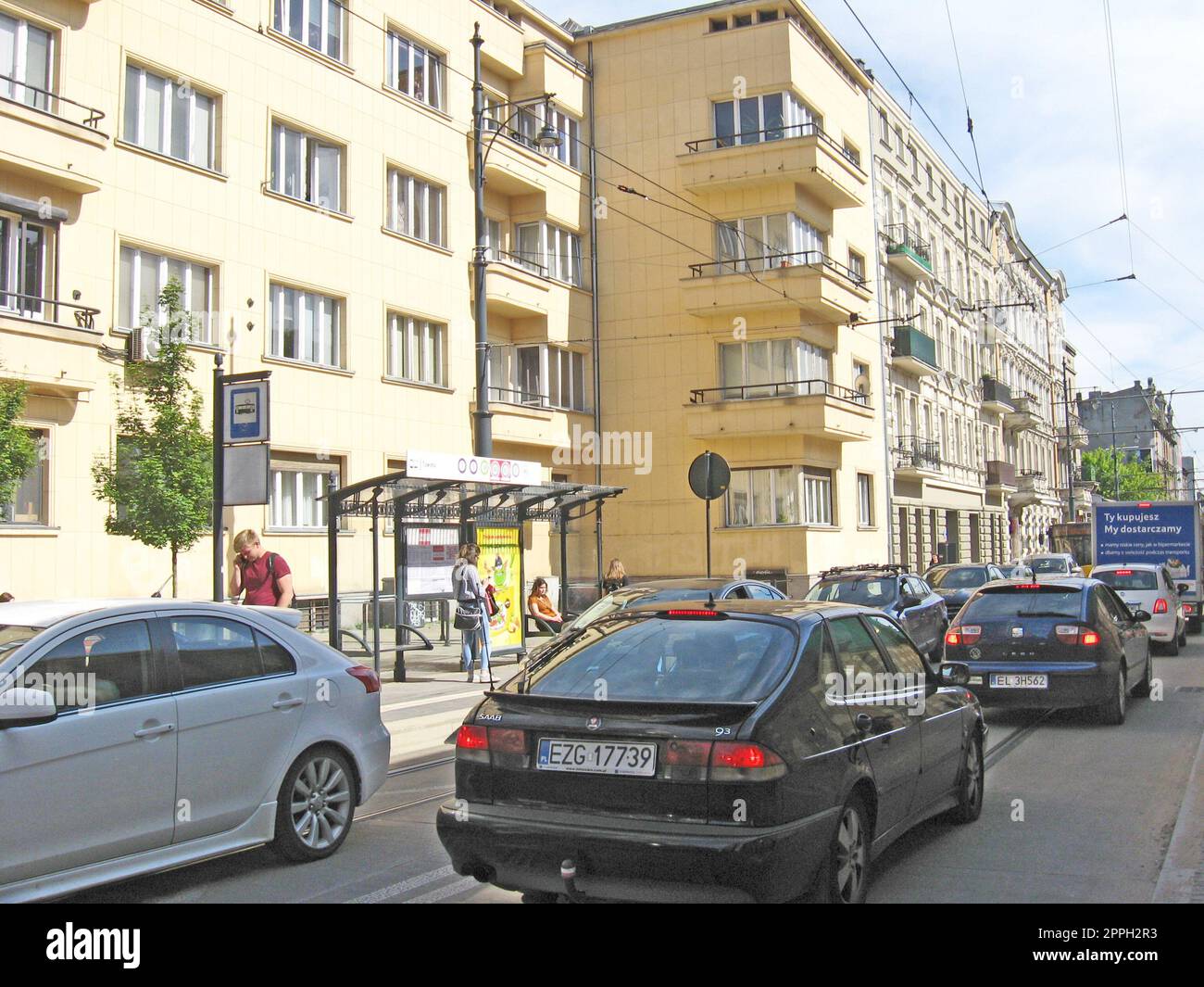 Voitures et tram au carrefour en attente du feu vert. Heure de pointe dans la ville. Banque D'Images