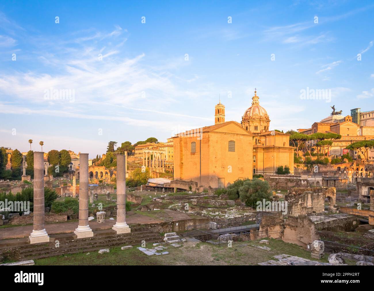 Lever de soleil avec ciel bleu sur l'architecture antique romaine à Rome, Italie Banque D'Images