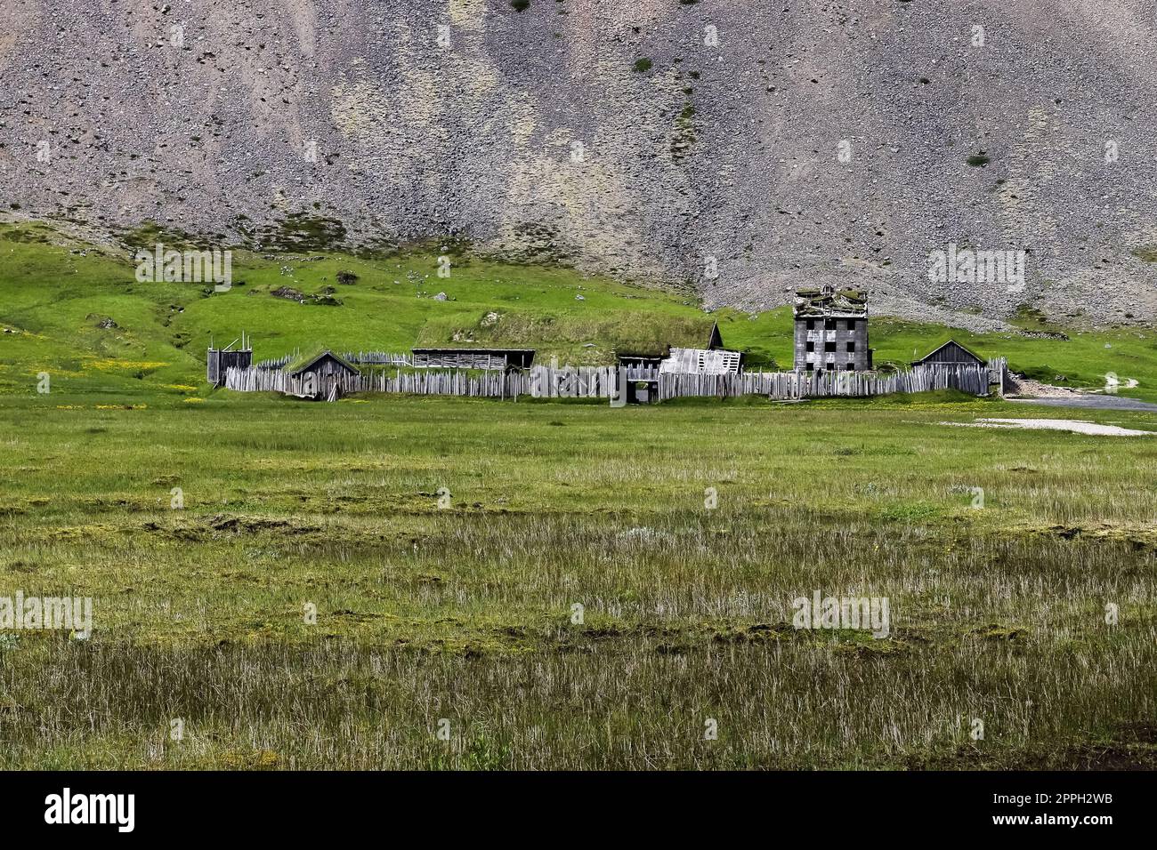 Hafnarfjoerdur, Islande - 10 septembre 2022 : le village viking en face du mont Vestrahorn par beau temps. Banque D'Images