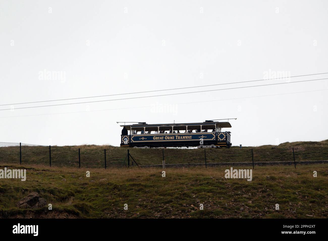 Great Orme tramway le long du paysage, ciel blanc, lignes de tramway Banque D'Images