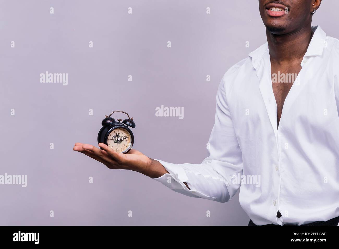 Jeune homme afro-américain souriant 20s portant décontracté chemise lunettes casquette debout studio portrait Banque D'Images