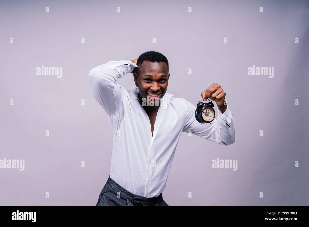 Jeune homme afro-américain souriant 20s portant décontracté chemise lunettes casquette debout studio portrait Banque D'Images