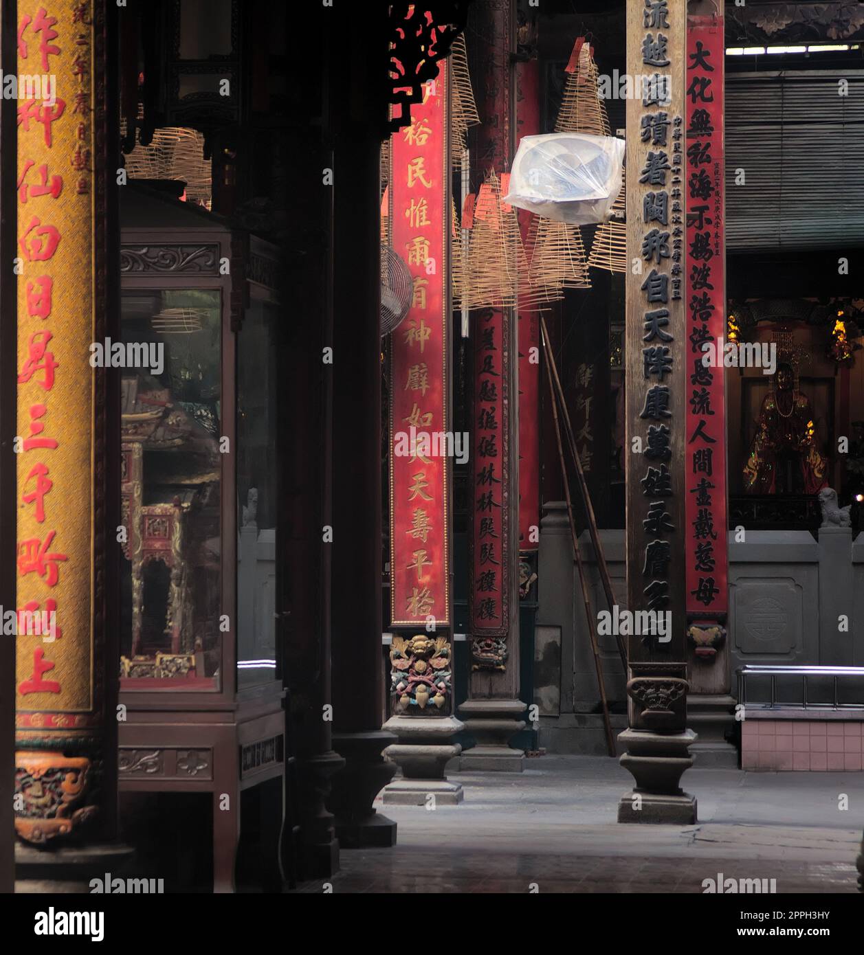 Écriture chinoise sur les colonnes en bois d'un temple bouddhiste chinois traditionnel situé à Saigon, Vietnam (Ho Chi Minh Ville) Banque D'Images