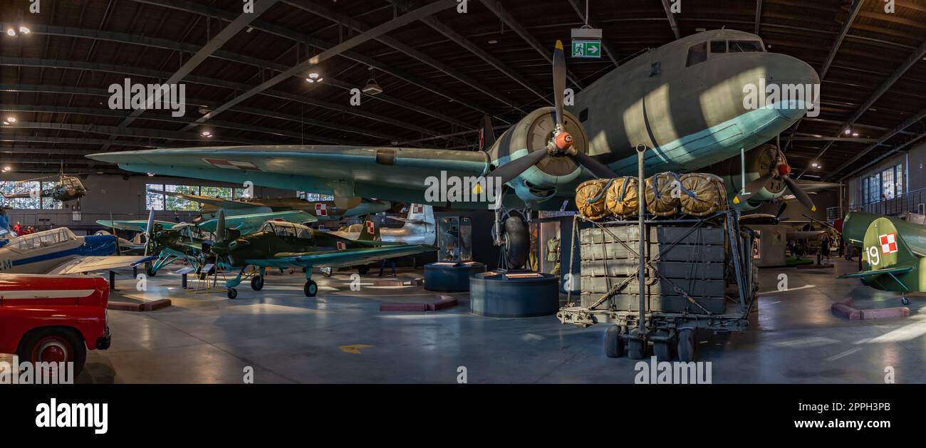 Musée polonais de l'aviation - Hangar principal et Lisunov Li-2 Banque D'Images