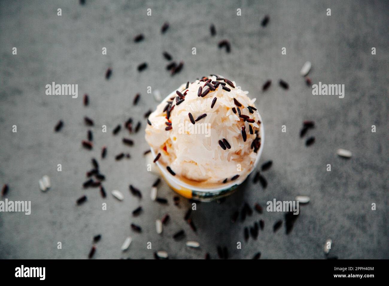 Dessert thaïlandais à la crème glacée sur fond de pierre en béton d'époque Banque D'Images