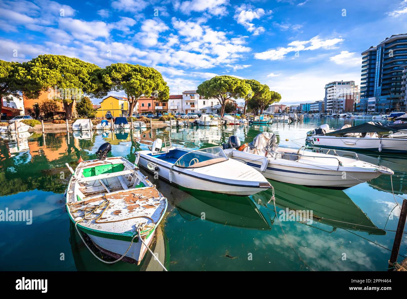 Ville de Grado sur la côte Adriatique port pittoresque et vue sur l'architecture Banque D'Images Ville de Grado sur la côte Adriatique port pittoresque et vue sur l'architecture Banque D'Images