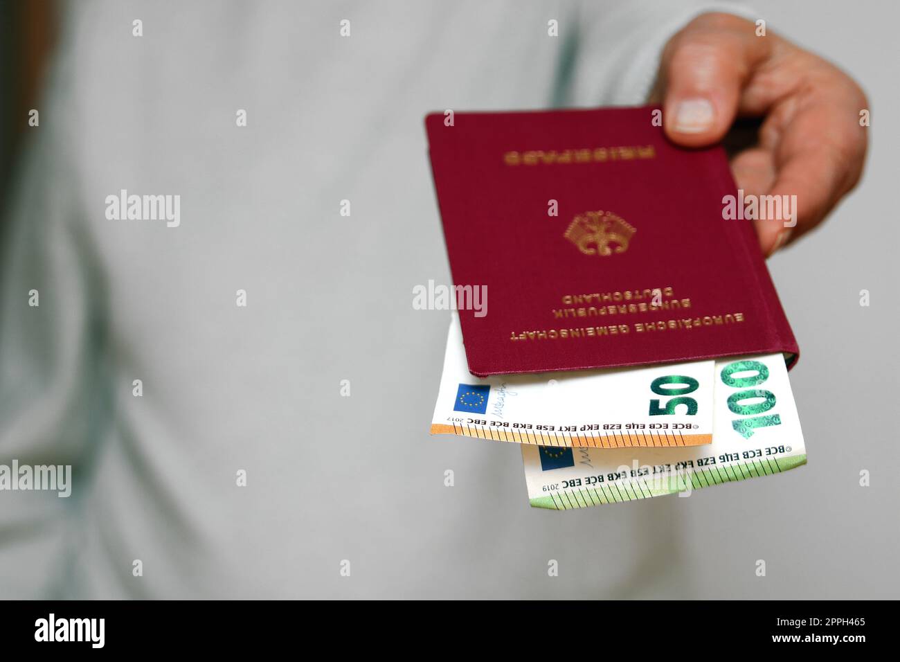 Pot-de-vin dans le passeport Banque D'Images