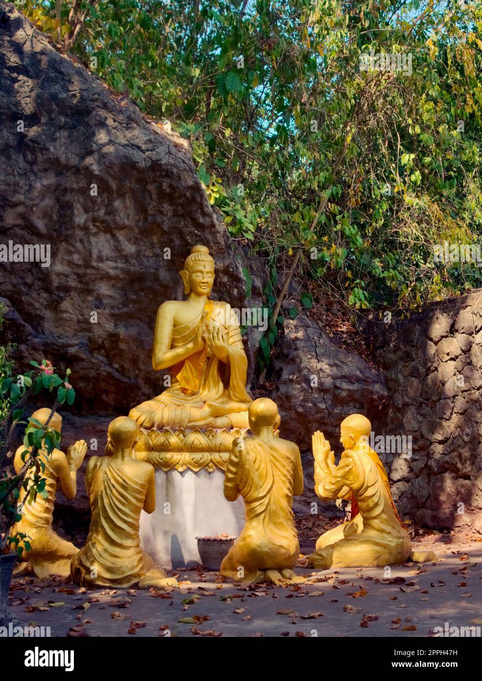 Statues dorées de Bouddha et de disciples au Mont Phou si, à Luang Prabang, Laos. Banque D'Images