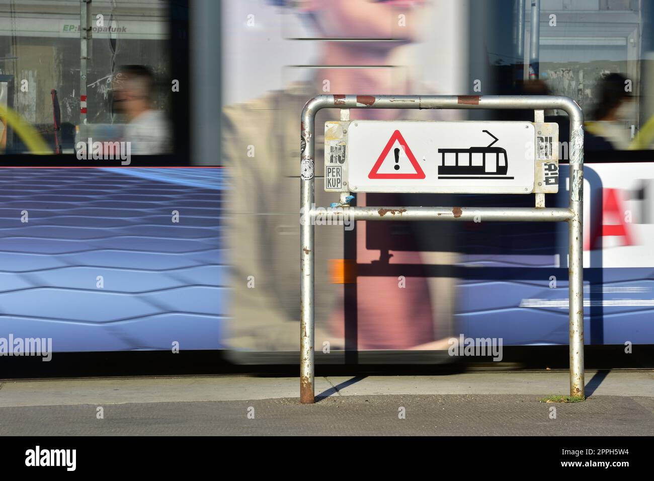 Passage piétonnier à un arrêt de tram à Vienne. Banque D'Images