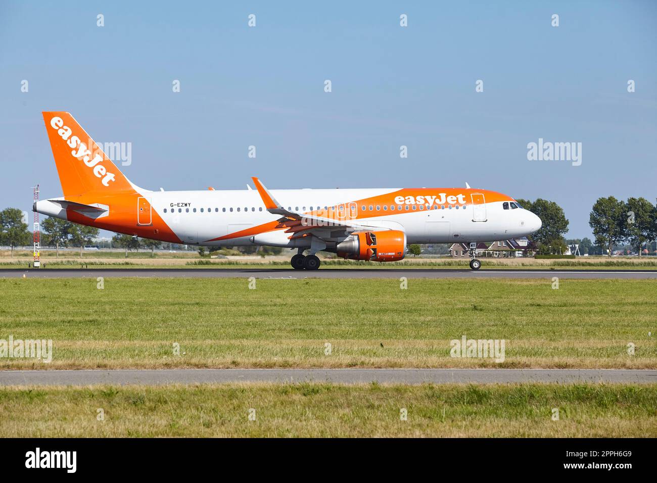 Aéroport d'Amsterdam Schiphol - Airbus A320-214 d'easyJet atterrit Banque D'Images