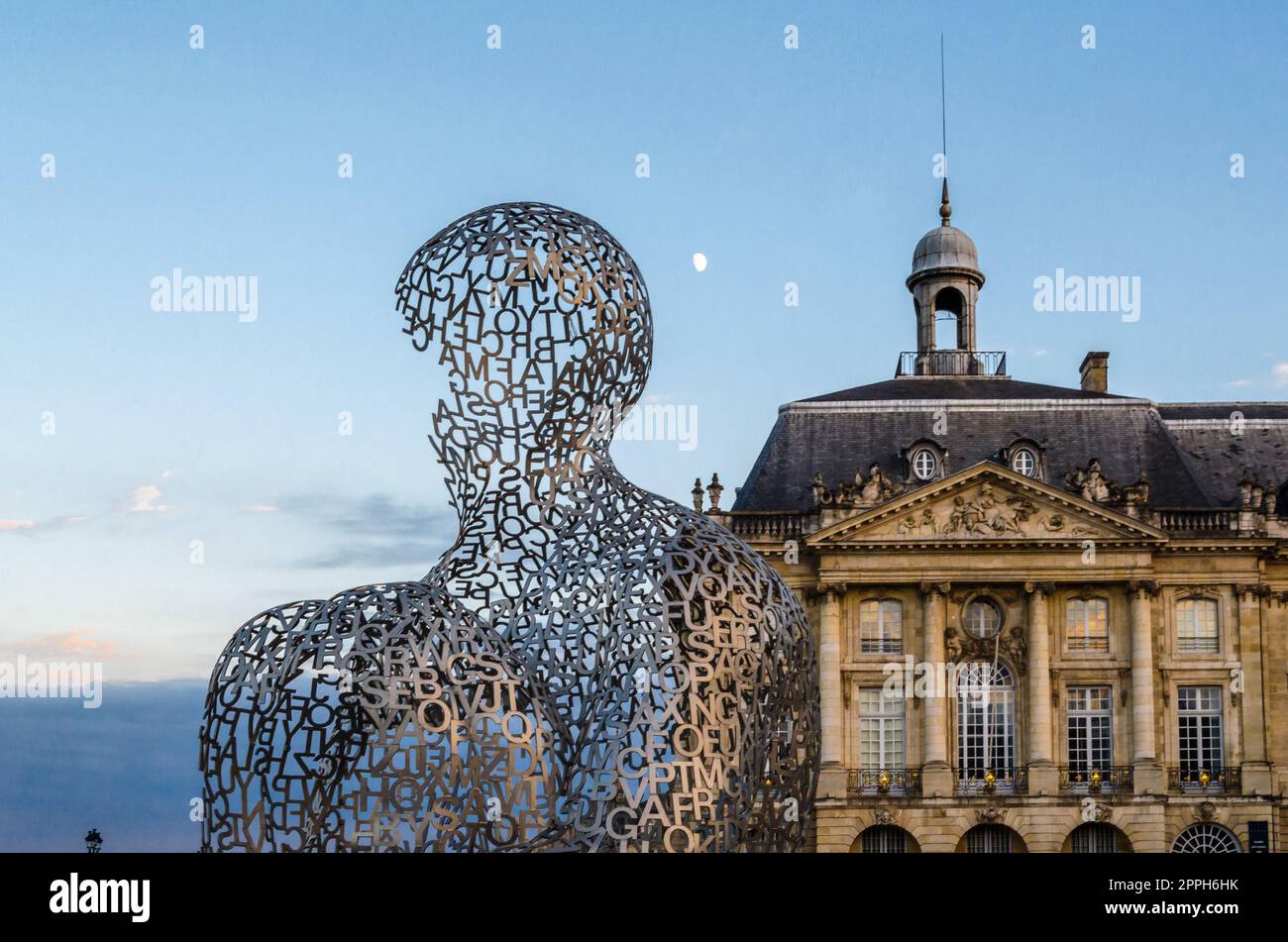 BORDEAUX, FRANCE- 16 AOÛT 2013 : sculpture moderne 'Maison de la connaissance' réalisée par l'artiste espagnol Jaume Plensa en 2008, une structure en acier inoxydable, temporairement exposée sur la place de la Bourse à Bordeaux, France, entre le 27 juin et le 6 octobre 2 Banque D'Images