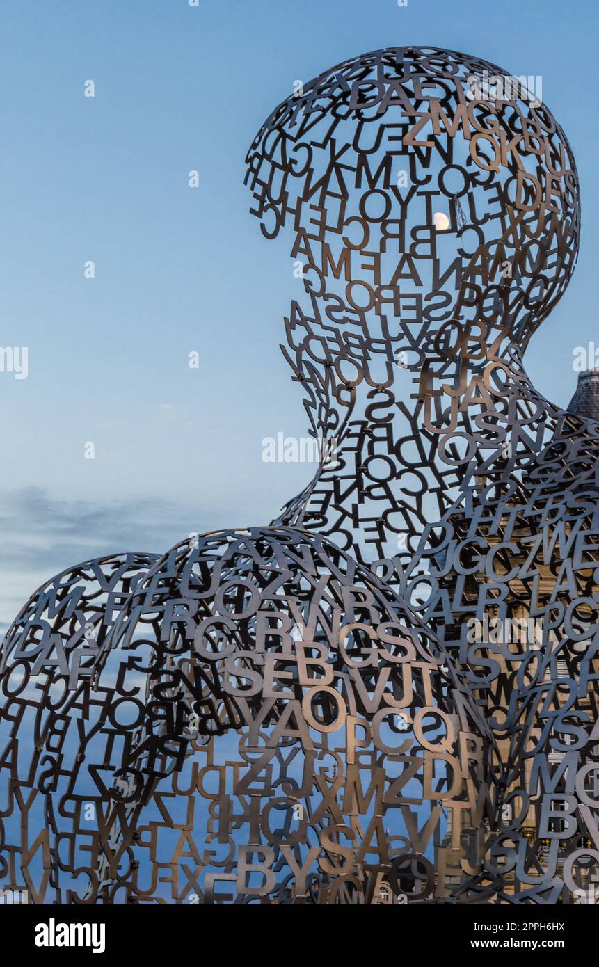 BORDEAUX, FRANCE- 16 AOÛT 2013 : sculpture moderne 'Maison de la connaissance' réalisée par l'artiste espagnol Jaume Plensa en 2008, une structure en acier inoxydable, temporairement exposée sur la place de la Bourse à Bordeaux, France, entre le 27 juin et le 6 octobre 2 Banque D'Images
