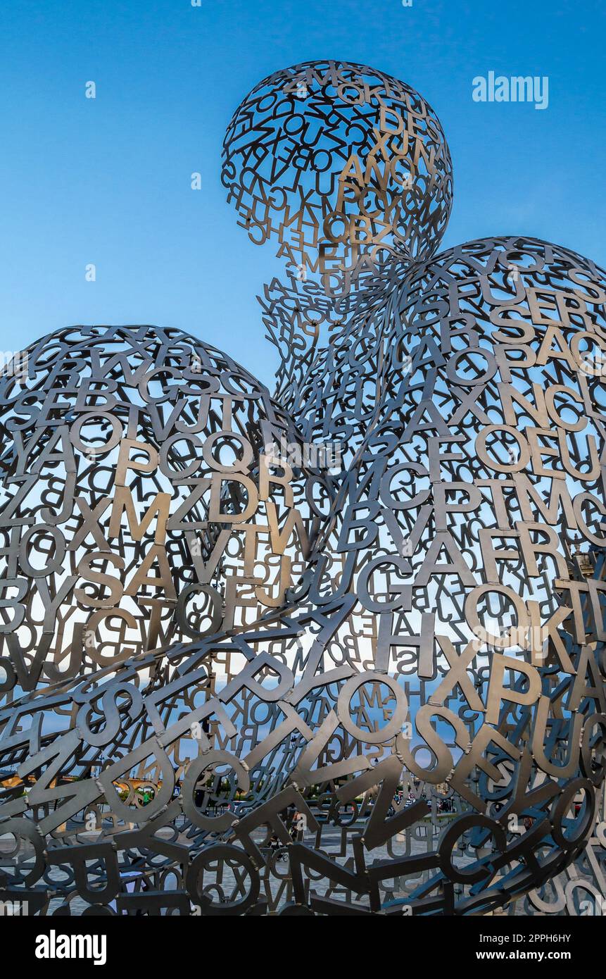 BORDEAUX, FRANCE- 16 AOÛT 2013 : sculpture moderne 'Maison de la connaissance' réalisée par l'artiste espagnol Jaume Plensa en 2008, une structure en acier inoxydable, temporairement exposée sur la place de la Bourse à Bordeaux, France, entre le 27 juin et le 6 octobre 2 Banque D'Images