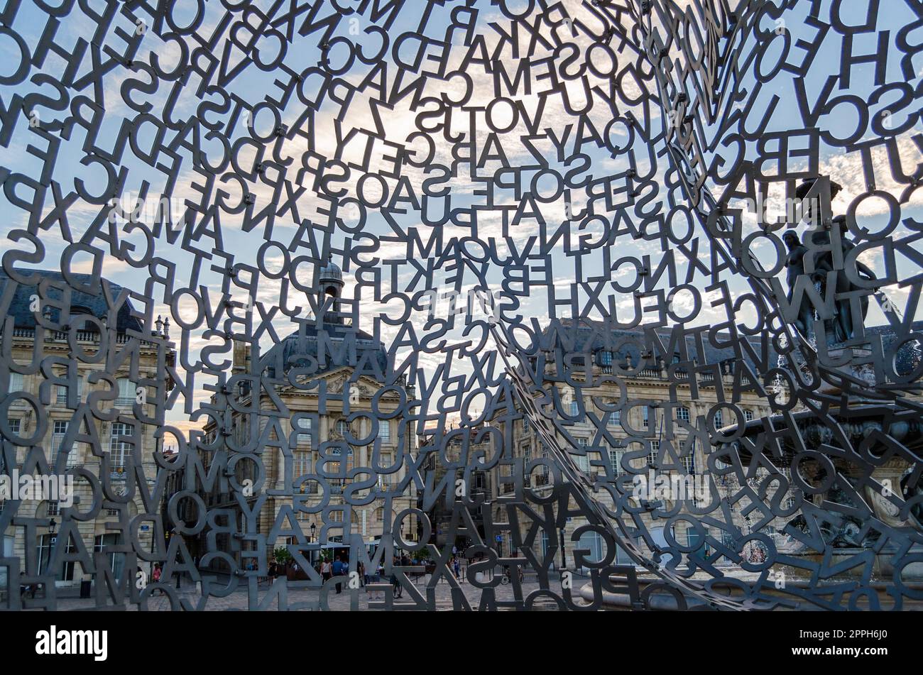 BORDEAUX, FRANCE- 16 AOÛT 2013 : détail de la sculpture moderne 'Maison de la connaissance' réalisée par l'artiste espagnol Jaume Plensa en 2008, une structure en acier inoxydable, temporairement exposée sur la place de la Bourse à Bordeaux, France, entre le 27 juin an Banque D'Images