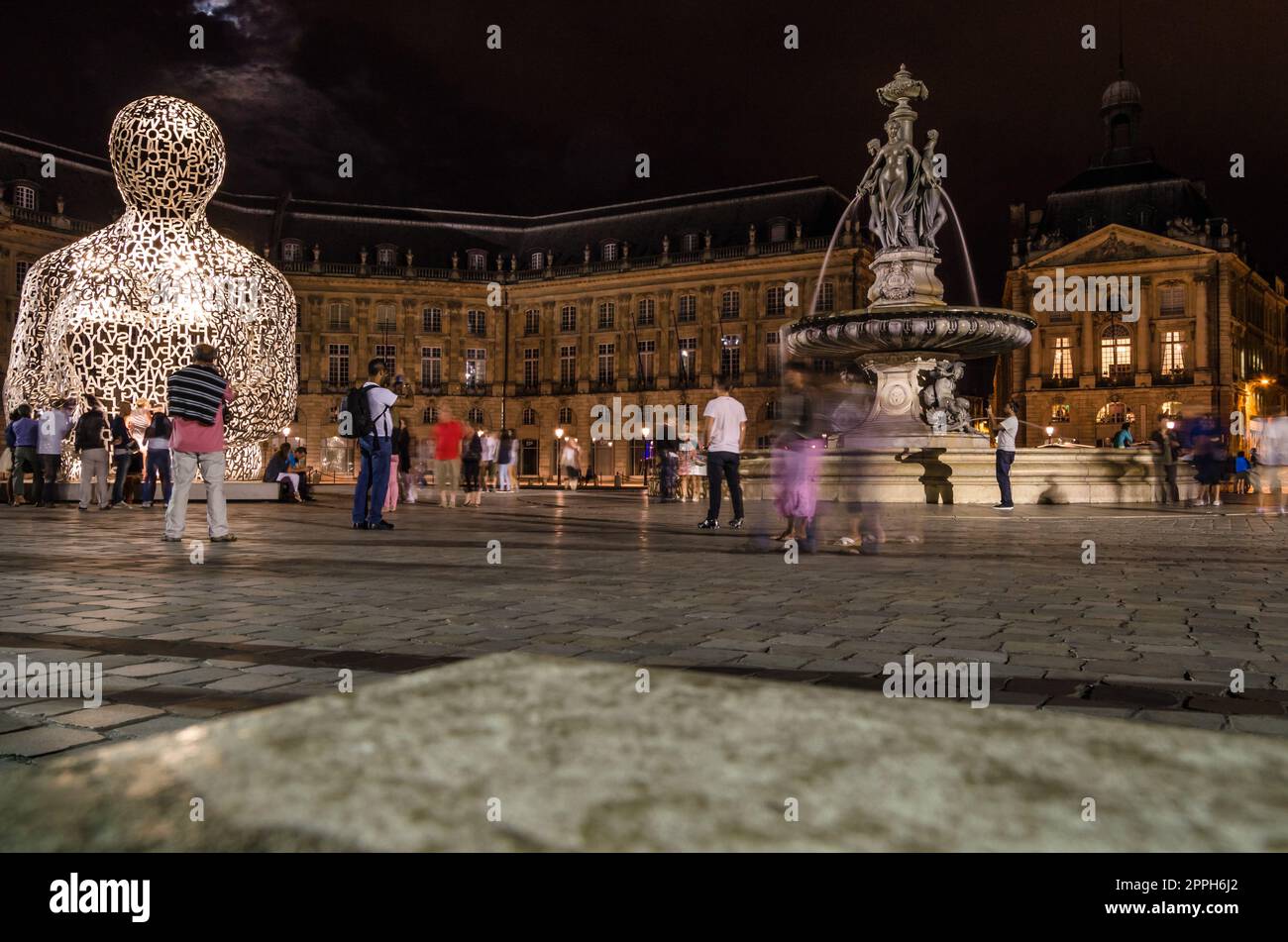 BORDEAUX, FRANCE- 16 AOÛT 2013 : vue de nuit de la sculpture moderne "Maison de la connaissance" réalisée par l'artiste espagnol Jaume Plensa en 2008, une structure en acier inoxydable, temporairement exposée sur la place de la Bourse à Bordeaux, France, entre le 27 juin Banque D'Images