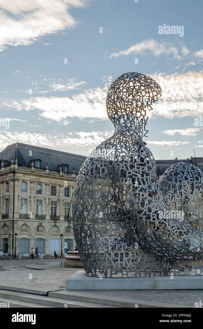 BORDEAUX, FRANCE- 16 AOÛT 2013 : sculpture moderne 'Maison de la connaissance' réalisée par l'artiste espagnol Jaume Plensa en 2008, une structure en acier inoxydable, temporairement exposée sur la place de la Bourse à Bordeaux, France, entre le 27 juin et le 6 octobre 2 Banque D'Images