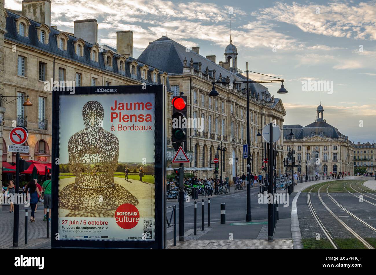 BORDEAUX, FRANCE- 16 AOÛT 2013 : paysage urbain à Bordeaux, France au premier plan une affiche annonçant l'exposition temporaire de diverses sculptures urbaines de l'artiste espagnol Jaume Plensa Banque D'Images