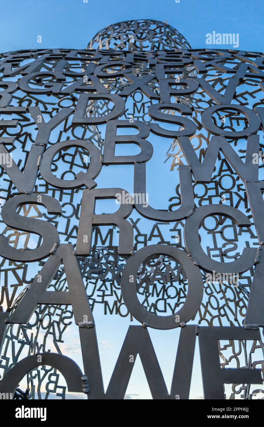 BORDEAUX, FRANCE- 16 AOÛT 2013 : sculpture moderne 'Maison de la connaissance' réalisée par l'artiste espagnol Jaume Plensa en 2008, une structure en acier inoxydable, temporairement exposée sur la place de la Bourse à Bordeaux, France, entre le 27 juin et le 6 octobre 2 Banque D'Images