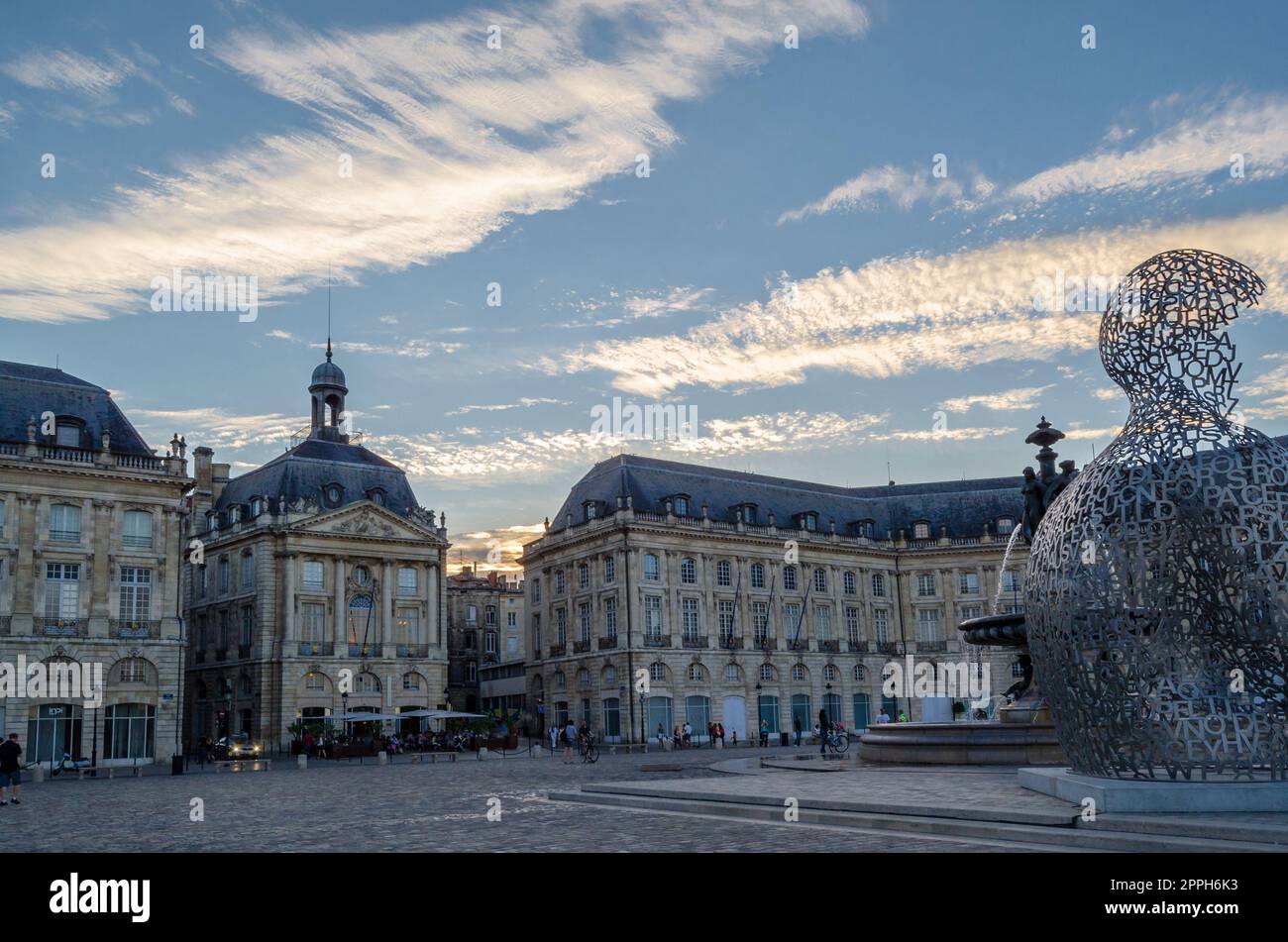 BORDEAUX, FRANCE- 16 AOÛT 2013 : sculpture moderne 'Maison de la connaissance' réalisée par l'artiste espagnol Jaume Plensa en 2008, une structure en acier inoxydable, temporairement exposée sur la place de la Bourse à Bordeaux, France, entre le 27 juin et le 6 octobre 2 Banque D'Images