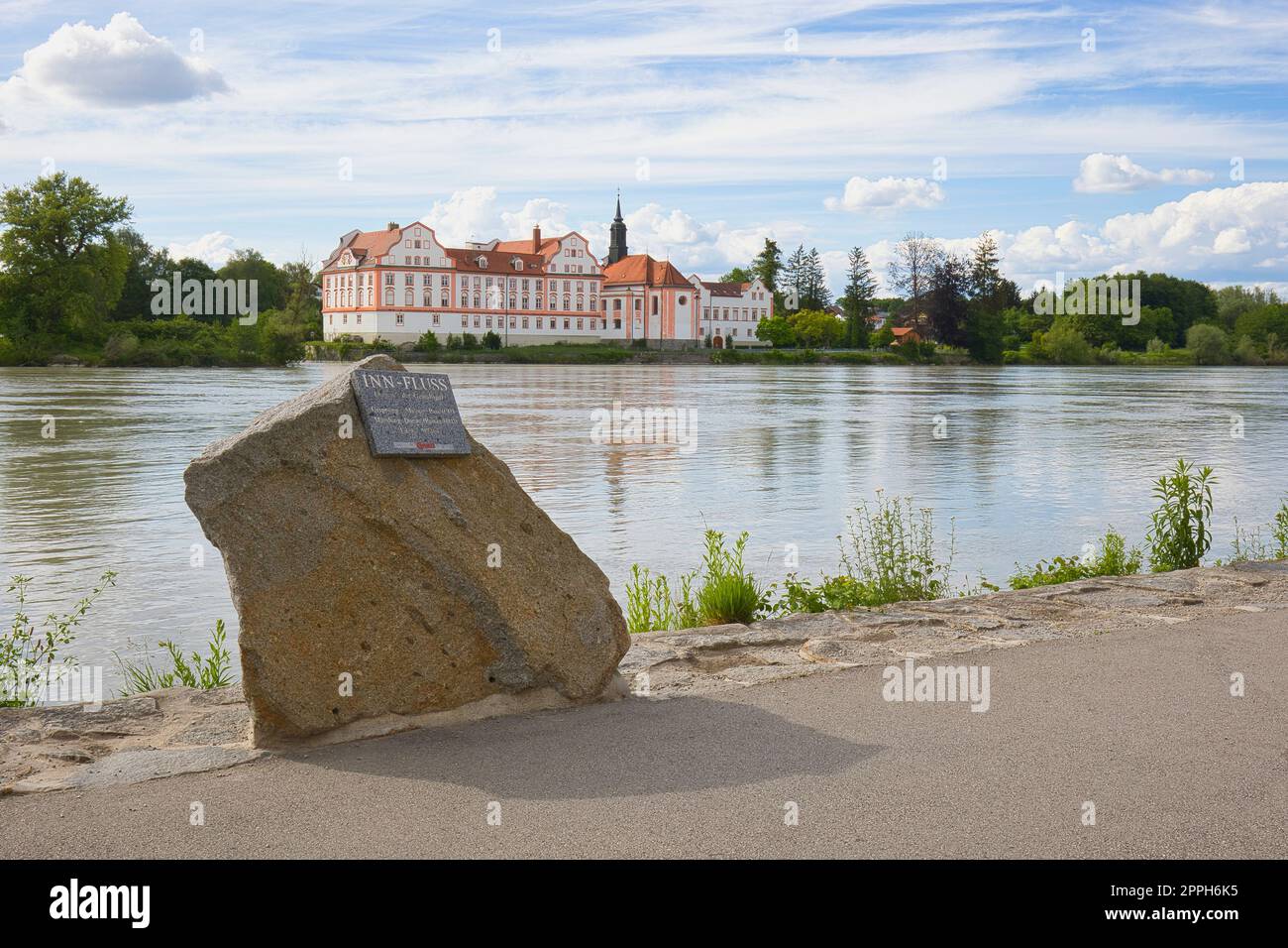 Neuhaus am Inn, Bavière, Allemagne - 28 mai 2022 : Château Neuhaus, vu ici de SchÃ¤rding en Autriche, abrite aujourd'hui une école secondaire. Banque D'Images