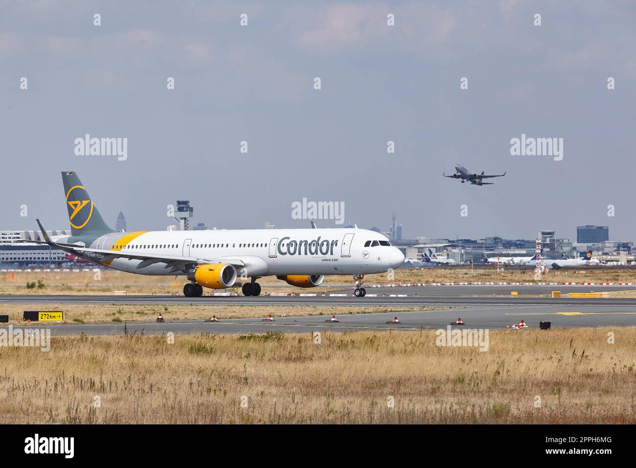 Frankfurt Airport Fraport - l'Airbus A321-211 de Condor décolle Banque D'Images