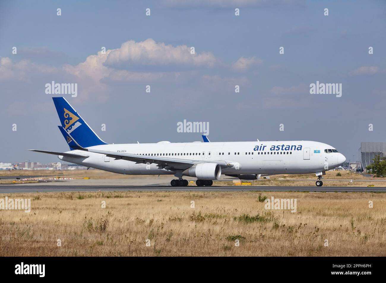 Frankfurt Airport Fraport - le Boeing 767-3KY(ER) d'Air Astana décolle Banque D'Images