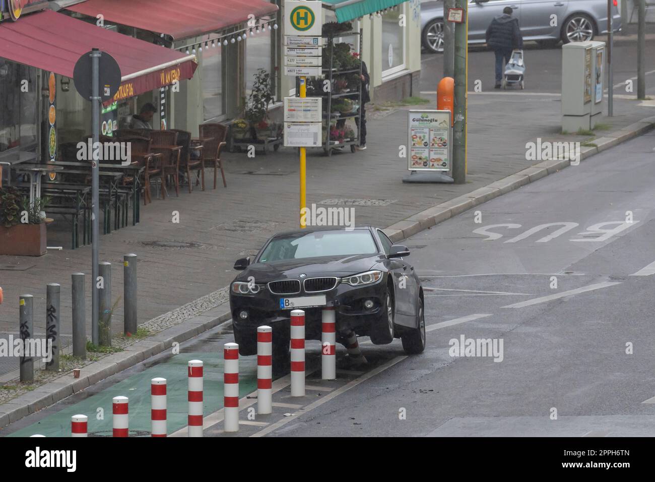 Aux premières heures du matin, une voiture de tourisme a heurté les bornes d'une piste cyclable dans le Hermannstraße calme (vitesse de 30 km/h) à Berlin et a subi des dommages considérables au soubassement et au compartiment moteur. Le conducteur s'est enfui et a quitté le veh Banque D'Images
