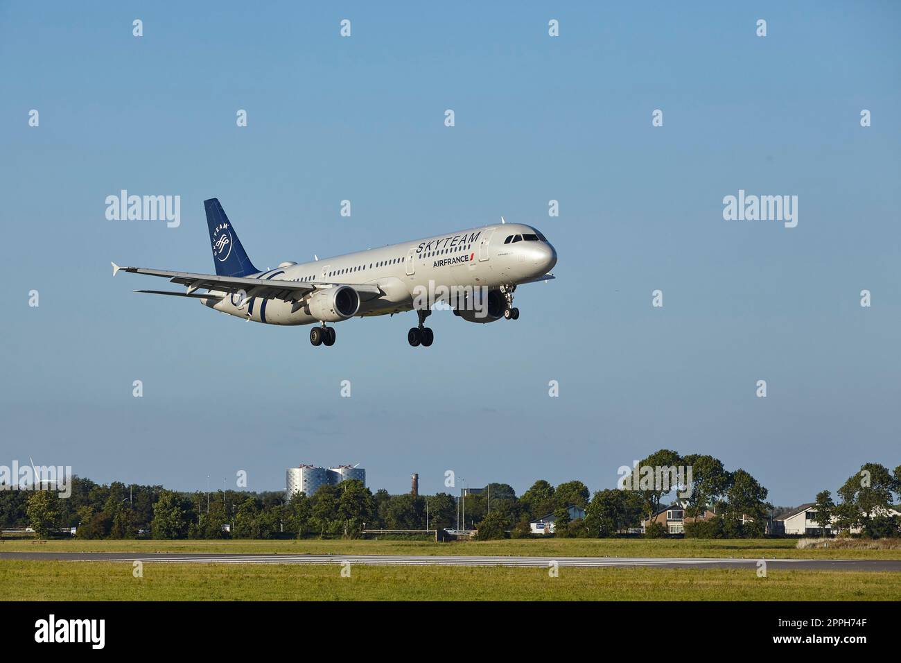 Aéroport d'Amsterdam Schiphol - l'Airbus A321-212 d'Air France (livrée SkyTeam) atterrit Banque D'Images