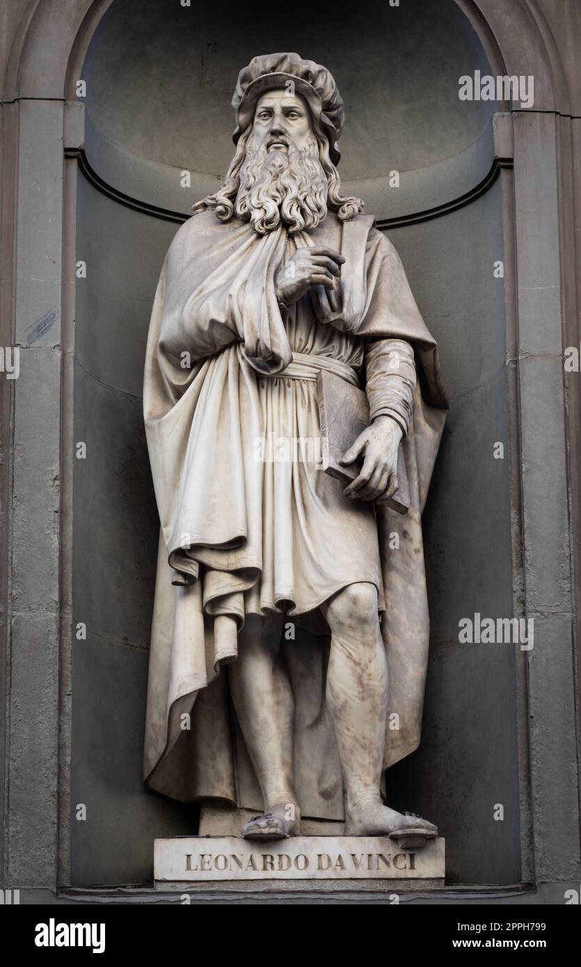 Léonard de Vinci - Statue du génie, située en face de la Galerie des Offices de Florence, en Italie, dans les parties communes Banque D'Images