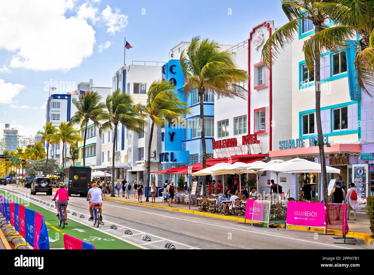Rue colorée de Miami Beach vue sur l'architecture de Ocean Drive Banque D'Images Rue colorée de Miami Beach vue sur l'architecture de Ocean Drive Banque D'Images