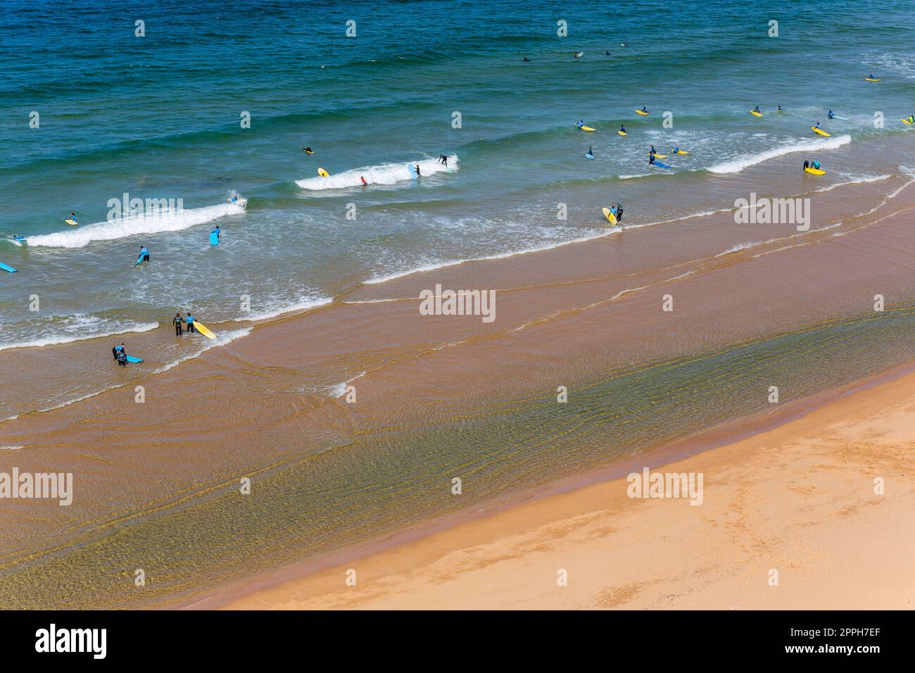 Vue des surfeurs sur la plage de sable Banque D'Images