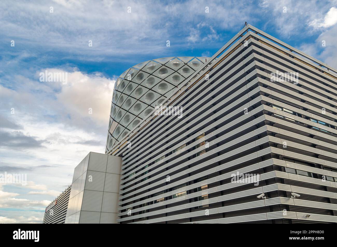 MOSTOLES, ESPAGNE - 22 SEPTEMBRE 2021 : Hôpital universitaire 'Rey Juan Carlosl', situé dans la ville madrilène de Mostoles, Espagne, un bâtiment moderne conçu par le studio Rafael de la-Hoz, inauguré en 2012 Banque D'Images