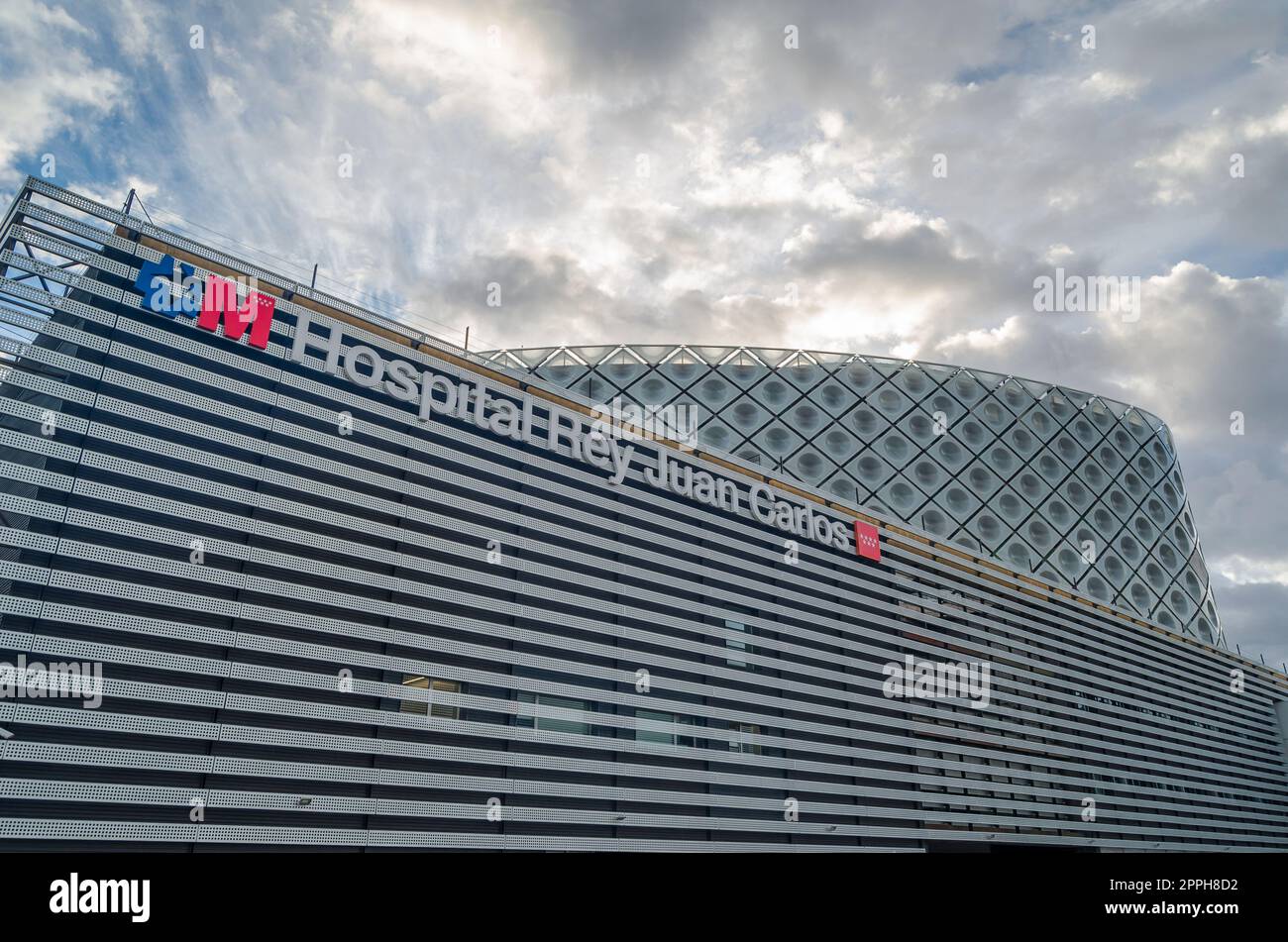 MOSTOLES, ESPAGNE - 22 SEPTEMBRE 2021 : Hôpital universitaire 'Rey Juan Carlosl', situé dans la ville madrilène de Mostoles, Espagne, un bâtiment moderne conçu par le studio Rafael de la-Hoz, inauguré en 2012 Banque D'Images