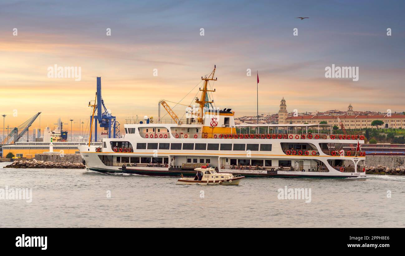 Ferry naviguant dans la mer de Marmara près d'Istanbul, sur fond du terminal Haydarpasa, Kadikoy, Istanbul, Turquie Banque D'Images