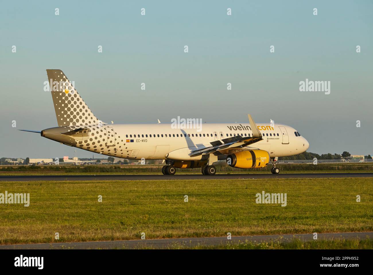 Amsterdam aéroport Schiphol - Airbus A320-232 de Vueling atterrit Banque D'Images