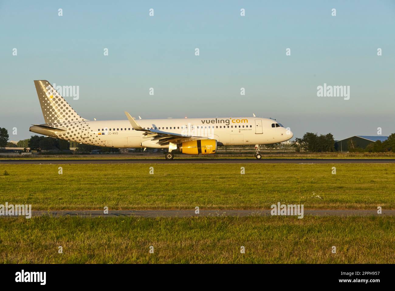 Amsterdam aéroport Schiphol - Airbus A320-232 de Vueling atterrit Banque D'Images