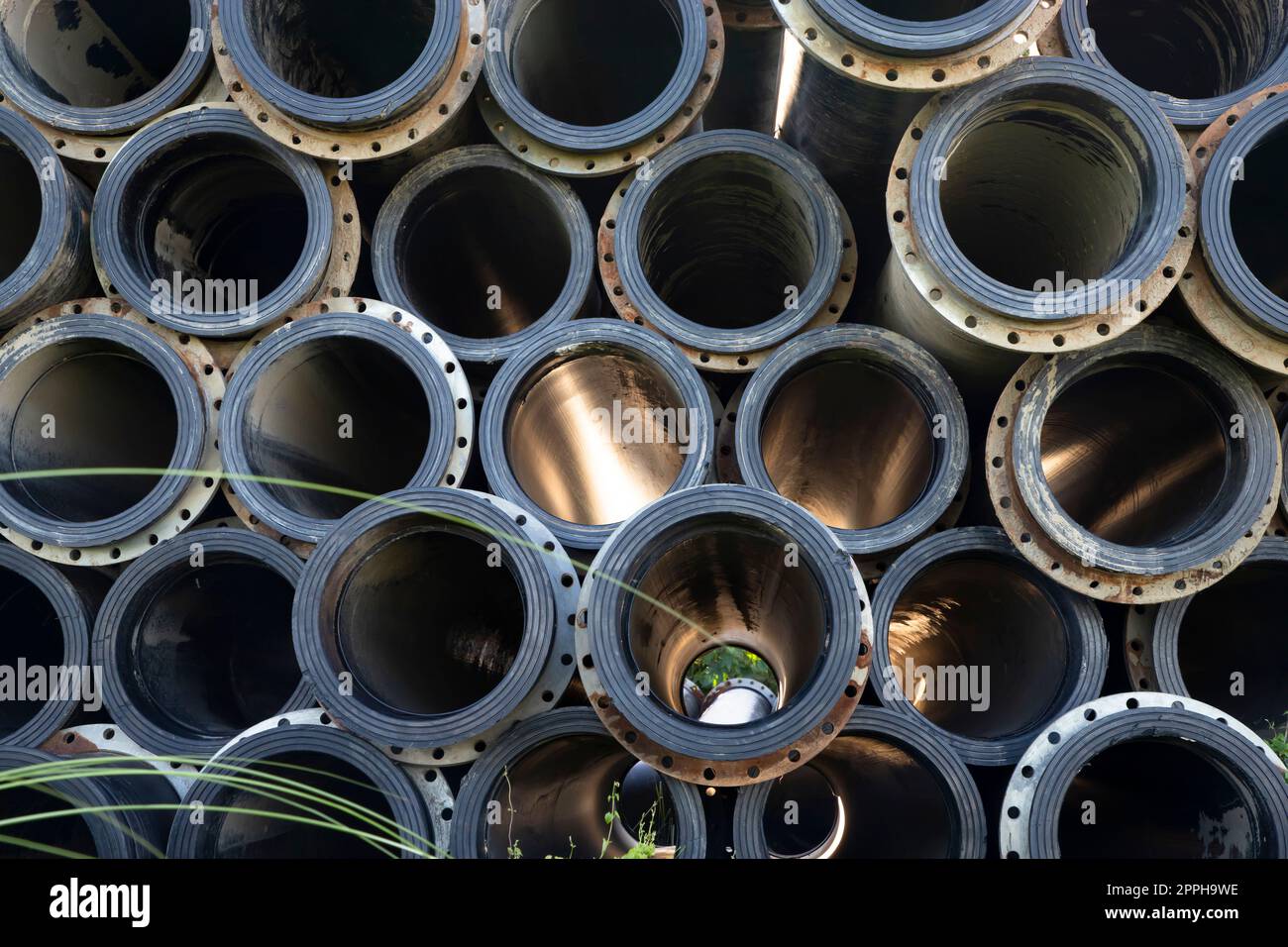 Arrière-plan des tuyaux en caoutchouc en plastique noir utilisés au River dressing. Lumière dans les tubes Banque D'Images