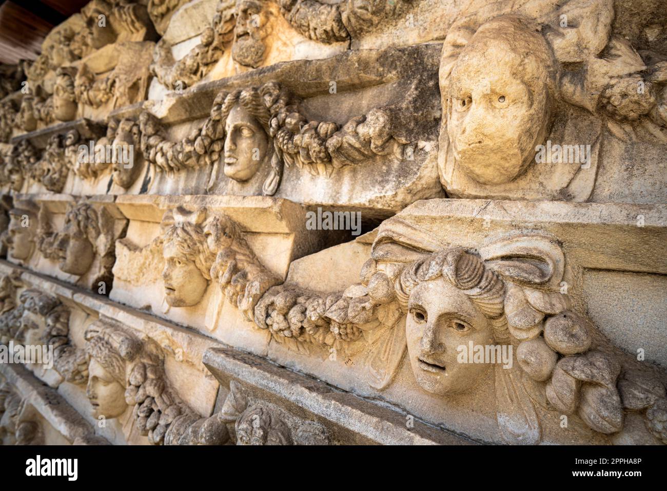 Frises représentant divers dieux, déesses et têtes de portrait à Aphrodisias, Turquie Banque D'Images