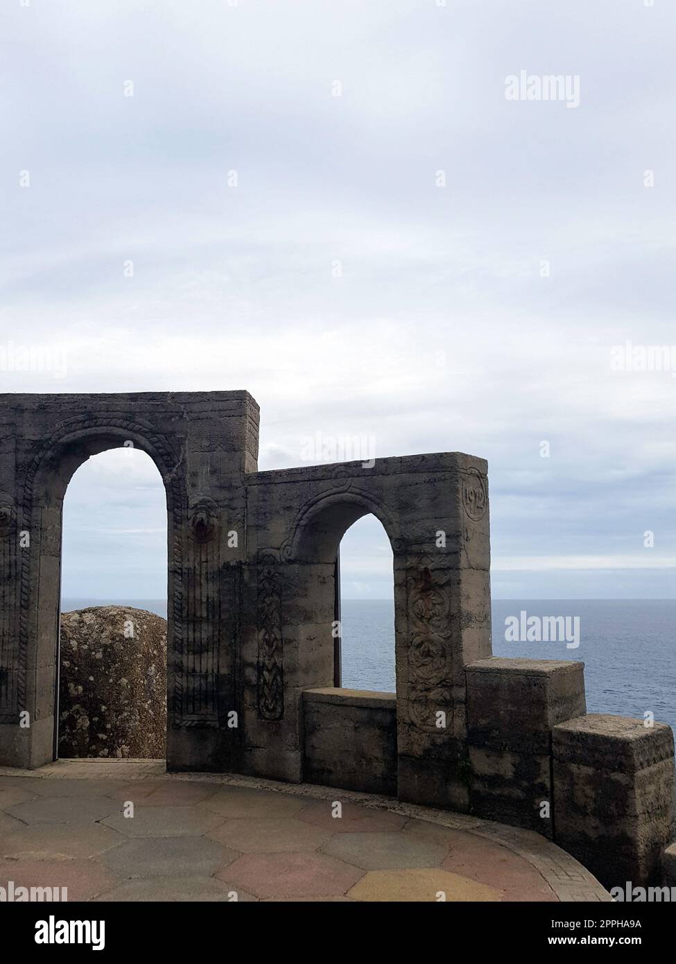 Théâtre Minack avec mer celtique en arrière-plan - Porthcurno, Penzance, Cornouailles, Royaume-Uni Banque D'Images