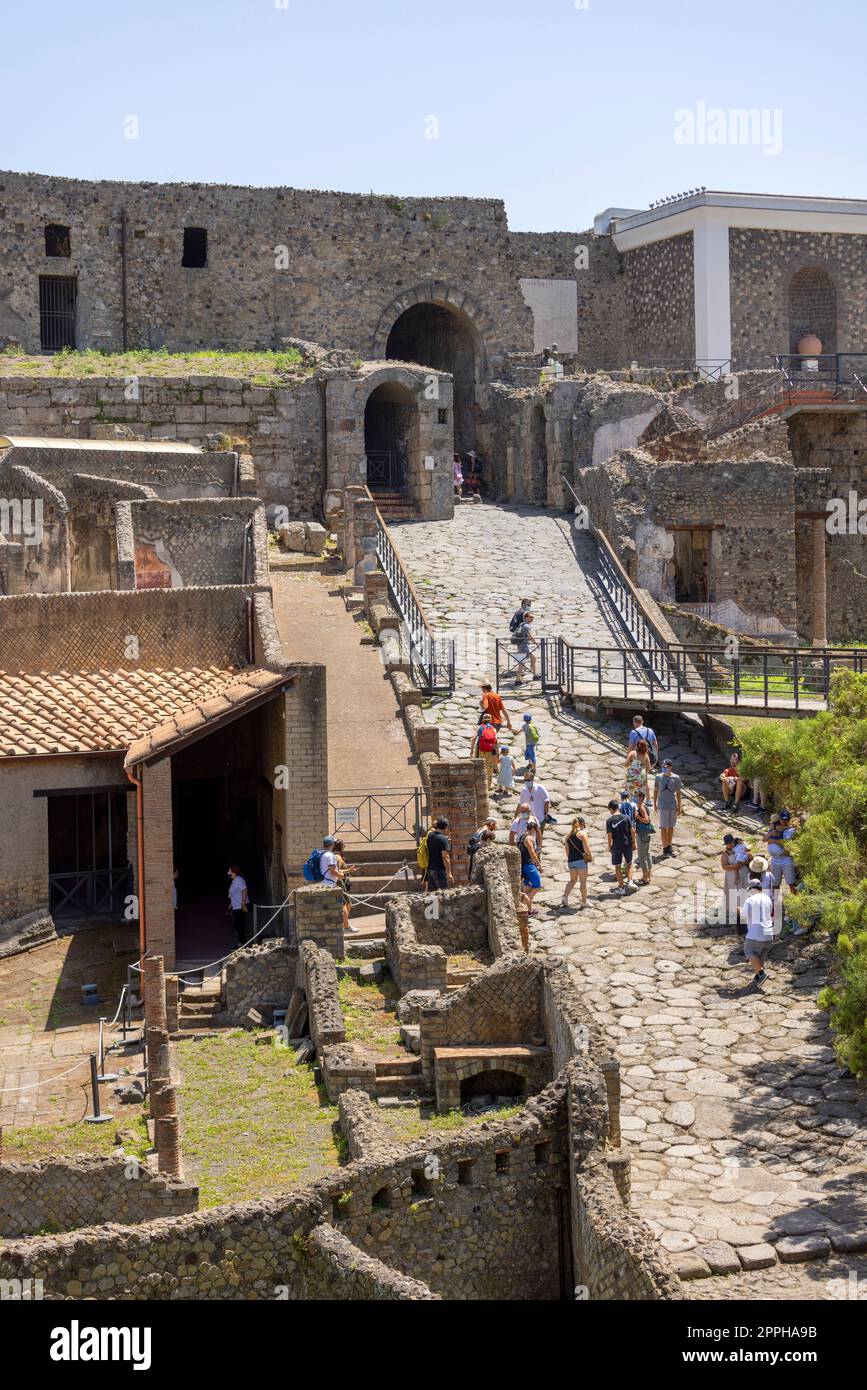 Touristes à l'entrée de la ville antique détruite par l'éruption du volcan Vésuve, Pompéi, Naples, Italie Banque D'Images