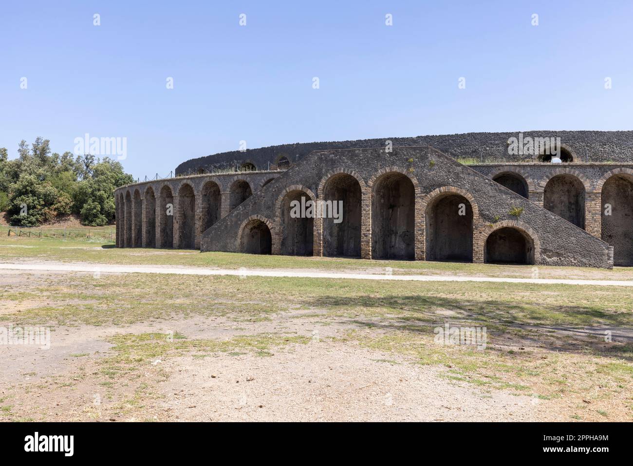 Vue sur l'amphithéâtre de Pompéi enterré par l'éruption du volcan Vésuve en 79 après JC, Pompéi, Naples, Italie Banque D'Images
