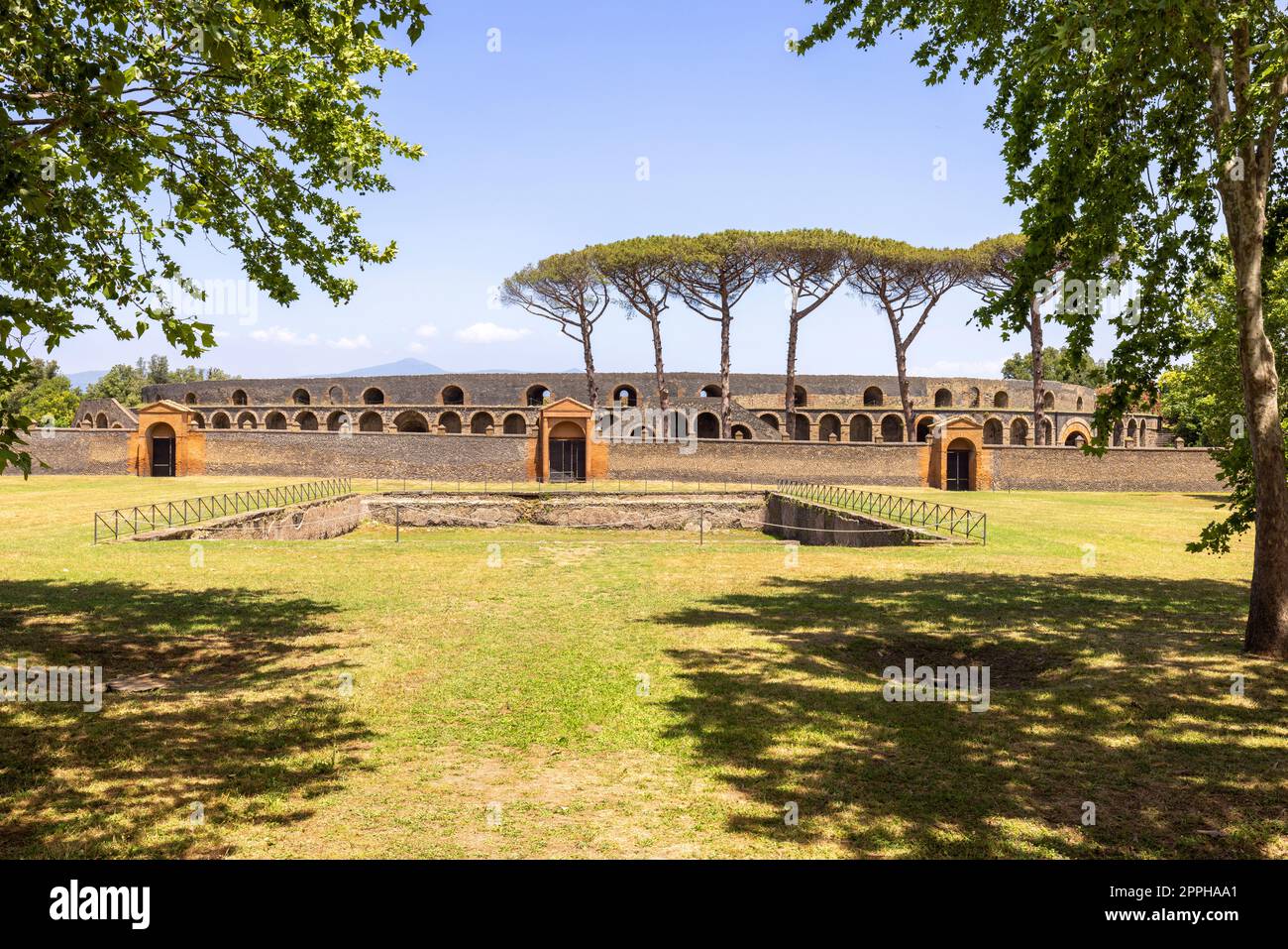 Vue sur l'amphithéâtre de Pompéi enterré par l'éruption du volcan Vésuve en 79 après JC, Pompéi, Naples, Italie Banque D'Images