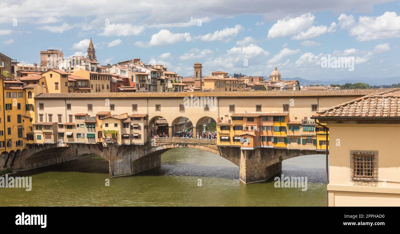 Florence, Italie - Circa juin 2021: Paysage de la ville avec le Vieux Pont - Ponte Vecchio. Banque D'Images
