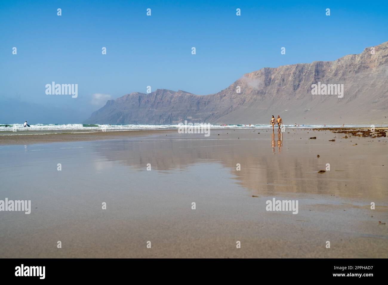 Plage de Famara (Playa de Famara), plage de surf populaire à Lanzarote. Îles Canaries. Espagne. Banque D'Images