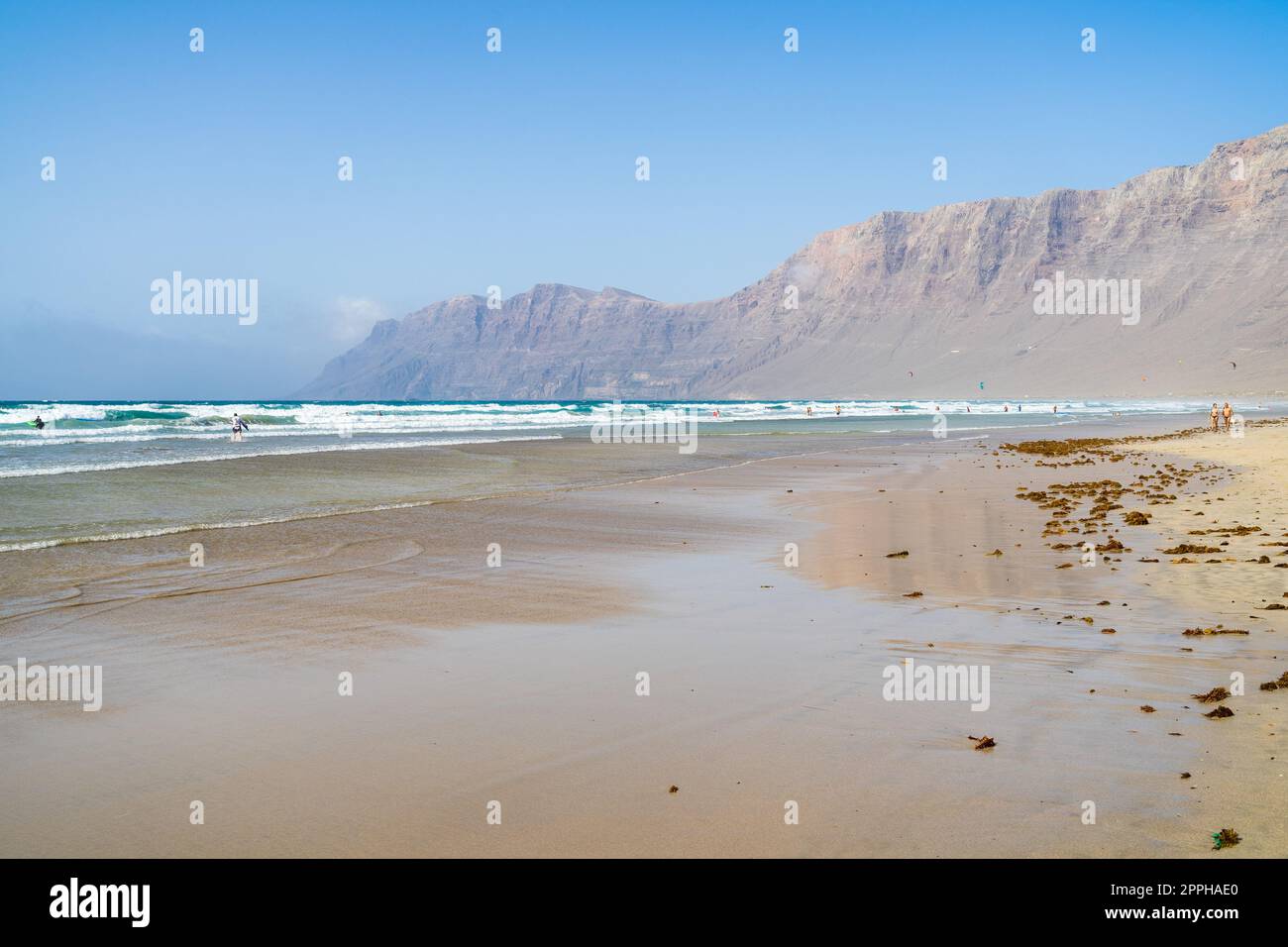 Plage de Famara (Playa de Famara), plage de surf populaire à Lanzarote. Îles Canaries. Espagne. Banque D'Images